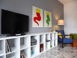 ナポリにあるLa Bella Vita Apartmentsの白いエンターテイメントセンターのリビングルーム(薄型テレビ付)