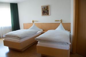 Postel nebo postele na pokoji v ubytování Brauereigasthof ADLER