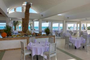מסעדה או מקום אחר לאכול בו ב-Hari Club Beach Resort