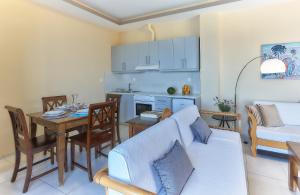 Kuchyňa alebo kuchynka v ubytovaní Nymphes Luxury Apartments