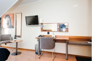 TV a/nebo společenská místnost v ubytování Home Hotel Kung Oscar