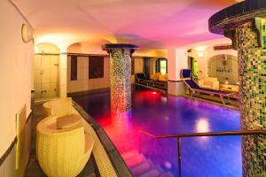 uma piscina numa casa com tecto roxo em Aragona Palace Hotel & Spa em Ischia