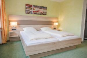 Postel nebo postele na pokoji v ubytování Frühstückshotel Landgasthof Kramer