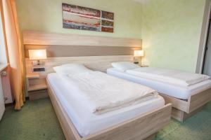 Postel nebo postele na pokoji v ubytování Frühstückshotel Landgasthof Kramer