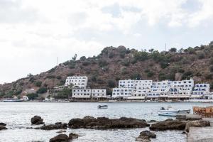 Gallery image of Daskalogiannis Hotel in Loutro
