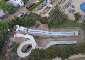 um modelo de parque aquático com escorrega aquático em Camping Sènia Tucan em Lloret de Mar