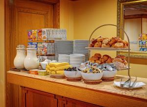 een buffet met verschillende soorten eten op de balie bij Apartment Sun Village Goran in Herceg-Novi