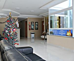 uma árvore de Natal na entrada de um hospital em Hotel Santo Afonso em Aparecida