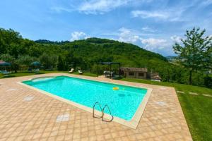 a swimming pool in the middle of a yard at Agriturismo Il Sentiero in Montalto delle Marche