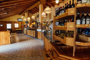 Albergo Ristoro Sitten في غريسّوني لا ترينيتي: بار في مطعم مع زجاجات من النبيذ