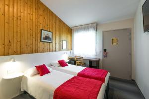 Un pat sau paturi într-o cameră la Fasthotel Thones