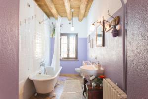 bagno con 2 lavandini, vasca e 2 servizi igienici di La Rugolana a Montorio Veronese