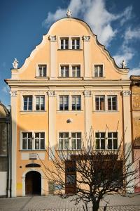 un grande edificio arancione con una superficie rotonda di Apartamenty Kowary - Na Kowarskiej Starówce a Kowary