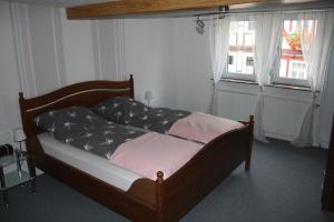 Postel nebo postele na pokoji v ubytování Ferienwohnung beim Dünzebacher Torturm