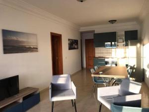 プラヤ・ブランカにあるTrocito De Cieloのリビングルーム(テーブル、椅子付)、キッチン