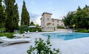 une villa avec une piscine et une maison dans l'établissement Villa Rinaldi, à Montespertoli