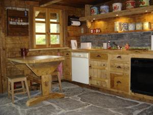 Кухня или мини-кухня в Reine des Aravis - chalet isolé
