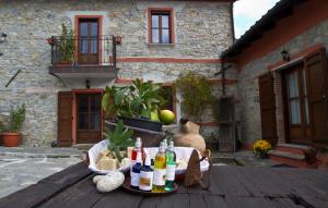 un grupo de botellas de cerveza sentadas en una terraza de madera en I Poggi di Grace, en Fivizzano