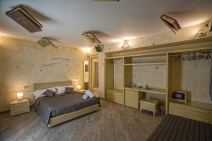 a bedroom with a bed and a sink in it at Tra Le Braccia di Morfeo in Terrasini