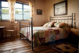 Łóżko lub łóżka w pokoju w obiekcie Willa Szara Sowa