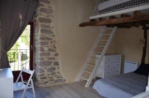 Mortagne-sur-SèvreにあるGîte "L'Ame d'Antan" 5 personnes proche puy du fouのベッドルーム1室(二段ベッド1組、はしご付)