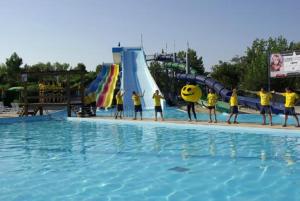 a group of people in yellow shirts standing at a water park at B&B Liu' Palazzo Ducale in Lesina