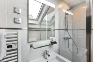 un bagno con doccia e lavandino di Hotel Résidence Montebello a Parigi Altre 19 foto