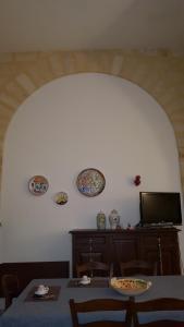 a dining room with a table and plates on the wall at Federico II in Brindisi