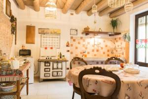 a kitchen with a table and chairs in a room at La Rugolana in Montorio Veronese