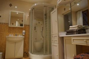 La salle de bains est pourvue d'une douche et d'un lavabo. dans l'établissement Hotel La Diligence, à Honfleur