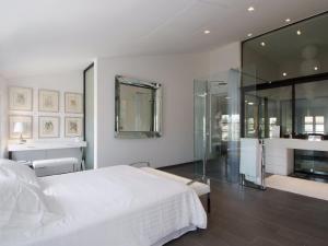 サントロペにあるApartment Saint-Tropezのベッドルーム(白いベッド1台、暖炉付)