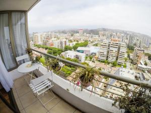 balcón con vistas a la ciudad en Marina Poniente Apartment, en Viña del Mar