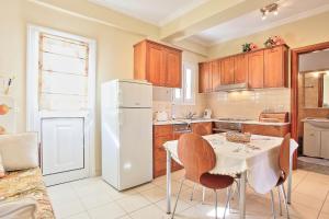 A kitchen or kitchenette at Mattheos House