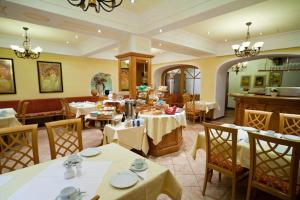 a dining room with tables and chairs and a restaurant at Goldener Ochs in Golling an der Salzach