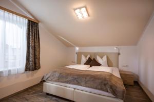 une chambre avec un grand lit et une fenêtre dans l'établissement Appartements Viteritti, à Mayrhofen
