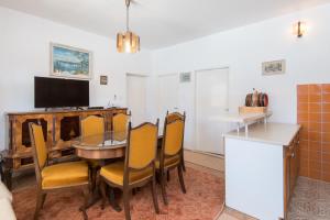 Televízia a/alebo spoločenská miestnosť v ubytovaní Holiday Home Costa