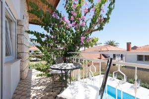 Bazén v ubytovaní Holiday Home Costa alebo v jeho blízkosti