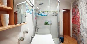 Un baño de Sirma's Unique Artsy Modern Quiet 1-Bdrm in the Heart of Skopje 40 fotos más