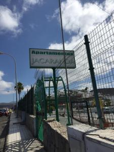 una señal de entrada a una señal de jacaragementazaaza en Apartamento Jacaranda en Puerto Rico