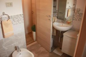 een badkamer met toilet en wastafel bij Casa Il Gallo in Castellina Marittima +63 foto's