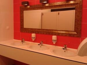 Un baño con dos lavabos y un espejo grande. en Szkolne Schronisko Młodzieżowe w Gdańsku, en Gdansk 5 fotos más