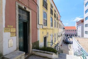 リスボンにあるLoft - Downtown / Castle - historicの市道の黄色・ピンクの建物