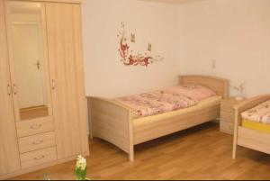 1 dormitorio con 2 camas y espejo en FeWo Albrecht in Metschow, en Borrentin