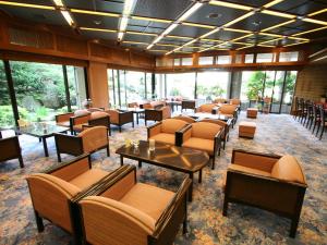 松江市にある玉造温泉 保性館の椅子とテーブル、窓のあるレストラン