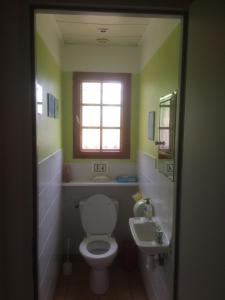 Vonios kambarys apgyvendinimo įstaigoje La maison d'été de mes parents