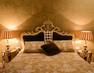 um quarto com uma cama grande e 2 candeeiros em Maleth Inn em Rabat
