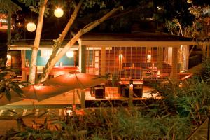 Jardí fora de JavaCove Beach Hotel