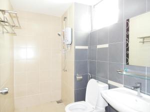 een badkamer met een douche, een toilet en een wastafel bij Wadi Iman Guesthouse @ i-City in Shah Alam