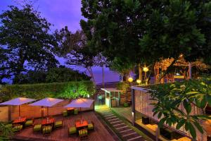 Jardí fora de JavaCove Beach Hotel