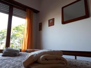Un dormitorio con una cama con una toalla. en Apartamento con quincho y parrilla en Mar del Plata